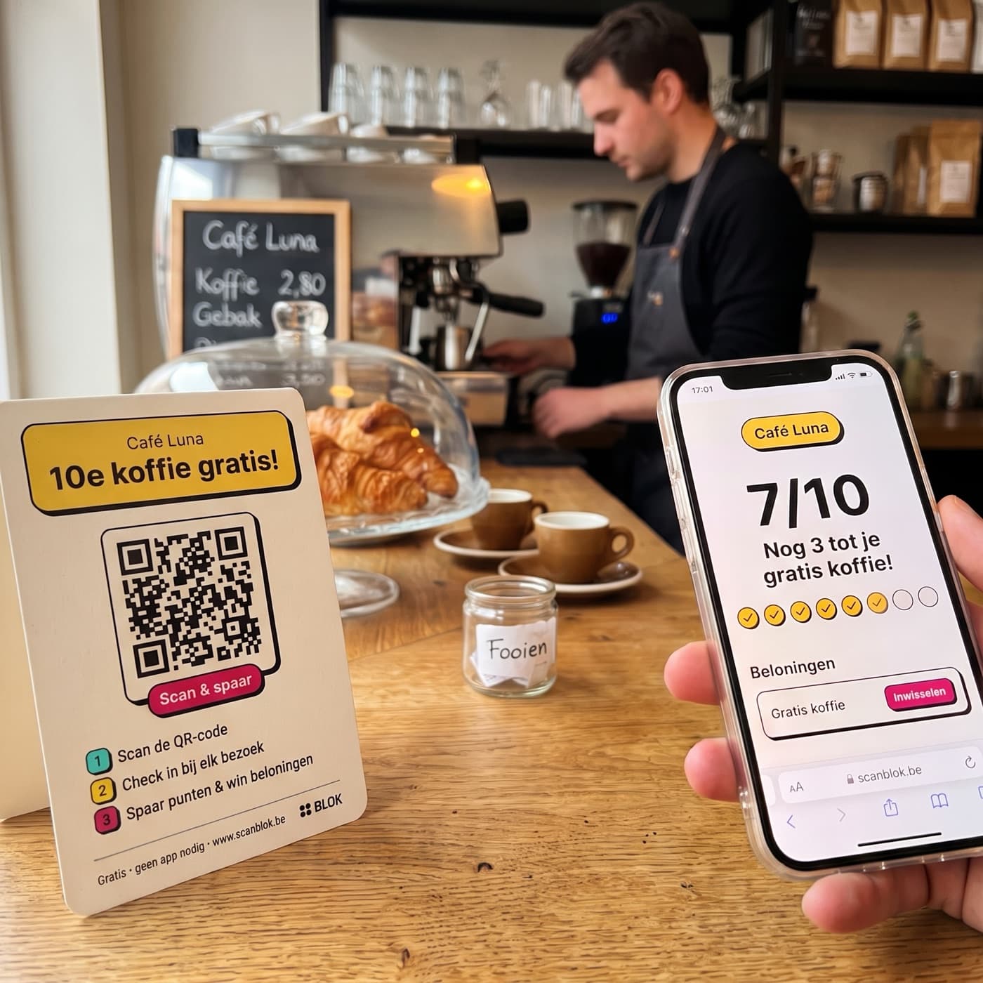 Een BLOK-affiche op de toonbank van een koffiebar, naast een gsm met de spaarkaart van Café Luna op 7 van 10 punten